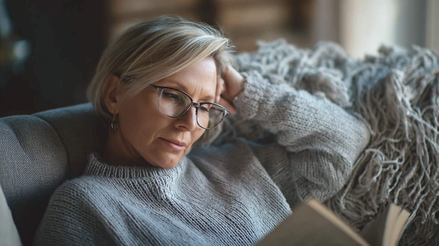 Zufriedene Kundin mit Brille