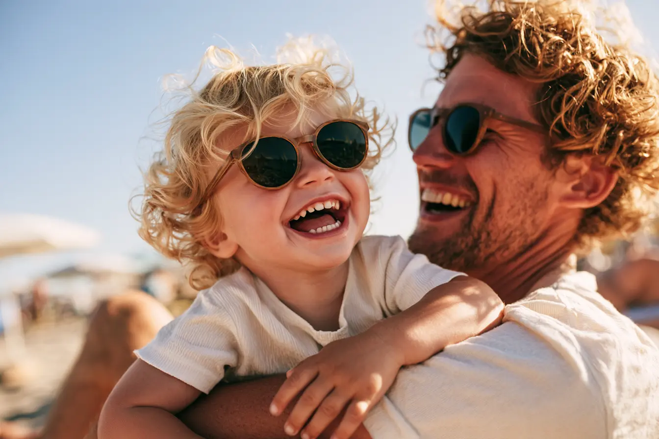 Baby mit Sonnenbrille am Strand